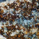 Emplectita, Bismutita, Calcita, Siderita<br />Mina Tannenbaum, Antonsthal, Breitenbrunn, Erzgebirgskreis, Sajonia/Sachsen, Alemania<br />Campo de visión 6 mm.<br /> (Autor: Antonio P. López)