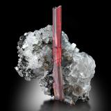 Rutilo en Riebeckita, Cuarzo y Aegirina<br />Prospección Saparay, Distrito Warsak, Division Peshawar, Provincia Khyber Pakhtunkhwa, Paquistán<br />8 x 4 x 10 cm / Cristal principal: 9.2 cm<br /> (Autor: Museo MIM)
