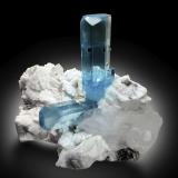 Berilo (variedad aguamarina) y Cuarzo en Albita<br />Dassu, Valle Braldu, Distrito Shigar, Gilgit-Baltistan (Áreas del Norte), Paquistán<br />22 x 15 x 16 cm / Cristal principal: 11.3 cm.<br /> (Autor: Museo MIM)