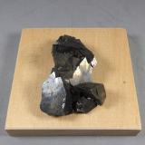 Enargita<br />Mina Quiruvilca (Mina La Libertad), Distrito Quiruvilca, Provincia Santiago de Chuco, Departamento La Libertad, Perú<br />5,7 x 4,1 x 2,1 cm.  78 g.<br /> (Autor: J. G. Alcolea)