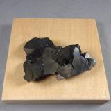 Enargita<br />Mina Quiruvilca (Mina La Libertad), Distrito Quiruvilca, Provincia Santiago de Chuco, Departamento La Libertad, Perú<br />5,7 x 4,1 x 2,1 cm.  78 g.<br /> (Autor: J. G. Alcolea)