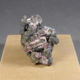 Skutterudita con Eritrina<br />Měděnec, Kláterec nad Ohří, Erzgebirge, Montes Krusné Hory, Región Ústí, Bohemia, República Checa<br />4,1 x 2,8 x 2,3 cm.  47 g.<br /> (Autor: J. G. Alcolea)