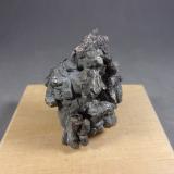 Skutterudita con Eritrina<br />Měděnec, Kláterec nad Ohří, Erzgebirge, Montes Krusné Hory, Región Ústí, Bohemia, República Checa<br />4,1 x 2,8 x 2,3 cm.  47 g.<br /> (Autor: J. G. Alcolea)