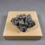 Skutterudita con Eritrina<br />Měděnec, Kláterec nad Ohří, Erzgebirge, Montes Krusné Hory, Región Ústí, Bohemia, República Checa<br />4,1 x 2,8 x 2,3 cm.  47 g.<br /> (Autor: J. G. Alcolea)