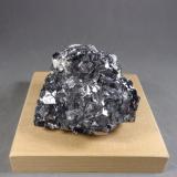 Skutterudita<br />Mina Aghbar (Mina Arhbar), Distrito minero Bou Azzer, Provincia Zagora, Región Drâa-Tafilalet, Marruecos<br />5,5 x 4,5 x 4,,5 cm. 267 g.<br /> (Autor: J. G. Alcolea)