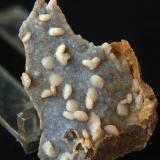 Clinoptilolita y Cuarzo (variedad calcedonia)<br />Volcán Cabezo Negro de Zeneta, Murcia, Comarca Huerta de Murcia, Región de Murcia (Murcia), España<br />5 x 3.5 cm<br /> (Autor: Pedro Antonio)