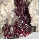 Roselite, CalciteMina Aghbar (Mina Arhbar), Distrito minero Bou Azzer, Provincia Zagora, Región Drâa-Tafilalet, MarruecosFoV ca- 3,5 x 2,5 cm (Author: Volkmar Stingl)