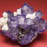 Fluorite, Sphalerite and DolomiteMina Elmwood, Carthage, Distrito Central Tennessee Ba-F-Pb-Zn, Condado Smith, Tennessee, USA98 mm x 80 mm x 50 mm, main crystal 17 mm edge, mass 293 g (Author: Carles Millan)