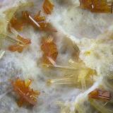 Calderonita y vanadinitaMina San Francisco (antigua mina Pura), Higuera de Llerena, Comarca Campiña Sur, Badajoz, Extremadura, EspañaCampo de visión de  2 mm. (Autor: Antonio Carmona)