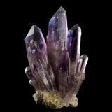Quartz (variety amethyst)<br />Piedra Parada (Las Vigas), Municipio Tatatila, Veracruz (Veracruz de Ignacio de la Llave), Mexico<br />6 x 3 x 9.5 cm / main crystal: 9 cm.<br /> (Author: MIM Museum)