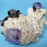 Fluorite, sphalerite, dolomite.
Elmwood Mine, Carthage, Smith County, Tennessee, USA
90 mm x 60 mm x 52 mm (Author: Carles Millan)