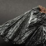 PyrolusiteZona Imini, municipio rural Imini, Caidat Imini, Círculo Ouarzazate, Provincia Ouarzazate, Región Drâa-Tafilalet, Marruecos4,3x3,1x3,5 cm / 72 g (Author: DanovskiM)