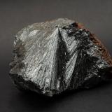 PyrolusiteZona Imini, municipio rural Imini, Caidat Imini, Círculo Ouarzazate, Provincia Ouarzazate, Región Drâa-Tafilalet, Marruecos4,3x3,1x3,5 cm / 72 g (Author: DanovskiM)