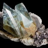 Topacio sobre Ortoclasa con lepidolitaMina Xanda, Virgem da Lapa, Vale do Jequitinhonha, Minas Gerais, Brasil17.5 x 11 x 11 cm / cristal principal: 9 cm (Autor: Museo MIM)