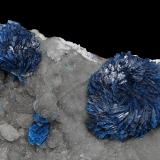 Veszelyite on HemimorphiteZona minera Sanguozhuang, Sanguozhuang, Distrito Dongchuan, Prefectura Kunming, Provincia Yunnan, Chinamain crystal size: 1.1 × 1 cm (Author: Jordi Fabre)