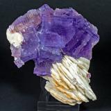 Fluorita con BaritaLa Cabaña, Valdelmar, zona minera de Berbes, Berbes, Ribadesella, Comarca del Oriente, Principado de Asturias (Asturias), España9.5 × 9.1 × 4.2 cm / cristal principal: 3.4 × 2.5 cm (Autor: Jordi Fabre)