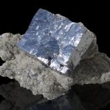 Galena en Calcita y CalcopiritaJoplin, Distrito Tri-State, Condado Jasper, Missouri, USA25.5 x 14.5 x 14.5 cm / cristal principal: 13.3 cm (Autor: Museo MIM)