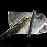 Quartz with Tourmaline (Group)Morro Redondo Mine, Coronel Murta, Vale do Jequitinhonha, Minas Gerais, Brazil9 x 5 x 4 cm / main crystal: 5.7 cm (Author: MIM Museum)