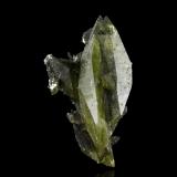 Titanita con Clorita (Grupo)Valle Tormiq, Distrito Baltistán, Gilgit-Baltistan (Áreas del Norte), Paquistán5 x 2.5 x 1.5 cm / cristal principal: 4.5 cm (Autor: Museo MIM)