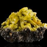 PyromorphiteBunker Hill Mine, Bunker Hill properties, Kellogg, Coeur d'Alene District, Shoshone County, Idaho, USA8.5 x 6 x 6 cm / main crystal: 2 cm (Author: MIM Museum)