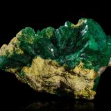 Zincolivenite on FerrilotharmeyeriteMina Tsumeb, segunda zona de oxidación, Tsumeb, Región Otjikoto, Namibia4.5 x 2 x 3 cm / main crystal: 2 cm (Author: MIM Museum)