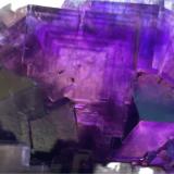 Detalle de las zonaciones con iluminación trasera en un cristal de 1cm. (Autor: castrominerals)