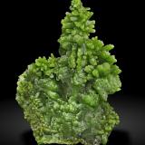 Piromorfita con moldes de FluoritaMina Les Farges (Mina Des Farges), Ussel, Corrèze, Nouvelle-Aquitaine, Francia7.3 × 5.3 × 2.2 cm (Autor: Jordi Fabre)