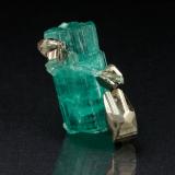 Beryl (variety emerald), PyriteChivor (distrito minero), Mina El Oriente, Municipio Chivor, Cinturón Esmeraldífero Oriental, Departamento Boyacá, Colombia16x9 mm (Author: Fiebre Verde)