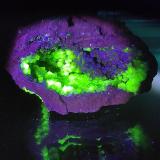 AdamitaOjuela Mine, Mapimí, Municipio Mapimí, Durango, Mexicogeoda 4 cm (Autor: Cesar M. Salvan)