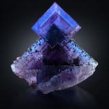 FluoritaMina Denton, formación Rosiclare, Grupo Goose Creek Mine, Sub-Distrito Harris Creek, Condado Hardin, Illinois, USA16.5 x 15 x 14 cm / cristal principal: 10.7 cm (Autor: Museo MIM)