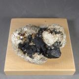 CasiteritaMinas de Penouta, Penouta (San Bartolomé), Viana do Bolo, Comarca Viana, Orense / Ourense, Galicia / Galiza, España6 x 6 x 4,3 cm. Cristal mayor (macla) 16 milímetros. (Autor: J. G. Alcolea)