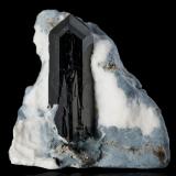Neptunita con NatrolitaCalifornia State Gem Mine (Benitoite Gem Mine), San Benito River headwaters area, Santa Rita Peak, New Idria District, San Benito County, California, USA5 x 4 x 5 cm / cristal principal: 4.1 cm (Autor: Museo MIM)