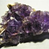 FluoritaCantera de Los Cobayos (La Paredona), zona minera de Berbes, Los Cobayos, Berbes, Ribadesella, Comarca del Oriente, Principado de Asturias (Asturias), España6 x 4 cm (Autor: Frederic Varela)