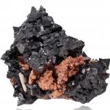 Hausmannita en AndraditaZona minera N'Chwaning, Kuruman, Kalahari manganese field (KMF), Provincia Septentrional del Cabo, Sudáfrica7 x 6.5 x 5.5 cm / Cristal principal: 1 cm (Autor: Museo MIM)