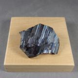 Tantalita-(Mn)Skardu District, Gilgit-Baltistan (Northern Areas), Pakistan3,7 x 3,2 x 0,8 cm.,  29,82 g. (Autor: J. G. Alcolea)