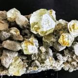 FluoriteYacimiento mineral Tasraft (Asrart), Tasraft (Asrart), Caidat Tizi NIsly, Círculo Aghbala, Provincia Béni Mellal, Región Béni Mellal-Khénifra, Marruecos9cm x 4,5cm (Author: Enrique Llorens)