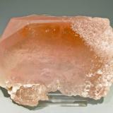 Berilo (variedad morganita) con Cuarzo<br />Pegmatita Mawi, zona Nilaw-Kolum, Distrito Du Ab, Provincia Nuristan, Afganistán<br />10.3 × 8 × 4 cm<br /> (Autor: Jordi Fabre)