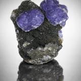 Fluorita y Moscovita.Minas da Panasqueira, Aldeia de São Francisco de Assis, Covilhã, Castelo Branco, Cova da Beira, Región Centro, Portugal6,5x5,5cm. (Autor: castrominerals)