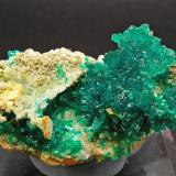 Dioptase and WulfeniteMina Mammoth-Saint Anthony, Depósito St. Anthony, Tiger, Distrito Mammoth, Condado Pinal, Arizona, USA3.3 × 2.4 × 1.8 cm (Author: Jordi Fabre)