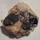 Galena, fluoritaMina María Magdalena (Mina Santiago), Galeria de la Font del Metge, La Font del Metge, Ulldemolins, Comarca Priorat, Tarragona, Cataluña / Catalunya, España4,5 x 4 x 2,5 cm (Autor: Frederic Varela)