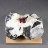 CinabrioMina Chatian, Distrito Chatian, Fenghuang, Prefectura Autónoma Xiangxi,  Provincia Hunan, China8 x 6 x 4,5 cm. Cristal 15 x 13 milímetros. (Autor: J. G. Alcolea)