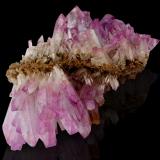 Adamita en limonitaOjuela Mine, Mapimí, Municipio Mapimí, Durango, Mexico6 x 4 x 4.5 cm / Cristal principal: 2.5 cm (Autor: Museo MIM)