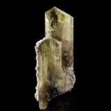 Zoisita con CalcitaMerelani Hills, Lelatema Mountains, Simanjiro District, Manyara Region, Tanzania5 x 5 x 13 cm / Cristal principal: 8.2 cm (Autor: Museo MIM)