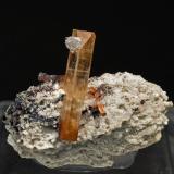 Topacio con ÓpaloTepetate, Villa de Arriaga Municipality, San Luis Potosí, Mexico3.4 × 3.1 × 2.1 cm / cristal principal: 2.2 × 0.6 cm (Autor: Jordi Fabre)