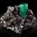 Beryl (variety emerald) on CalciteCoscuez mining district, Municipio San Pablo de Borbur, Western Emerald Belt, Boyacá Department, Colombia7.5 x 5 x 5.5 cm / main crystal: 2.8 cm (Author: MIM Museum)