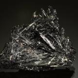 StibniteMina McLaughlin, Knoxville, Distrito Knoxville, County Napa, California, USA8.2 x 6.3 x 4.0 cm (Author: Michael Shaw)