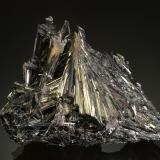 StibniteMina McLaughlin, Knoxville, Distrito Knoxville, County Napa, California, USA8.2 x 6.3 x 4.0 cm (Author: Michael Shaw)