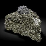 Bournonita con Pirita, Esfalerita y Calcita<br />Mina Stan Trg (Stan Terg, Stari Trg), Complejo Trepča, Valle Trepča, Kosovska Mitrovica, Distrito Kosovska Mitrovica, Kosovo<br />11.2 × 9.1 × 7.7 cm<br /> (Autor: Jordi Fabre)