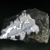 Tacharanita, PhillipsitaPuech de Vermus, Espalion, Aveyron, Occitanie, Francia6 x 4 cm. (Autor: Antonio P. López)