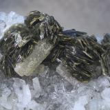 Fluorapatito y clinocloroLa Alcazaba, Adra, Comarca Poniente Almeriense, Almería, Andalucía, EspañaCampo de visión de  2 mm. (Autor: Antonio Carmona)